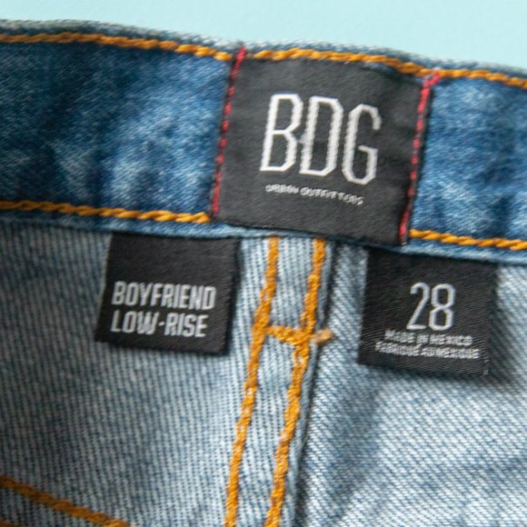Urban Outfitters BDG Boyfriend Low Rise Distressed Cutoff Super Short Size 28 - Picture 6 of 8
